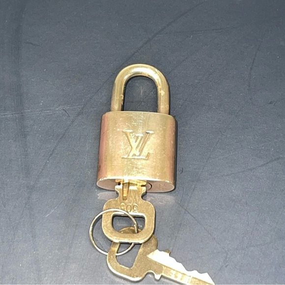 Authentic Louis Vuitton lock and key 306 - Picture 6 of 8